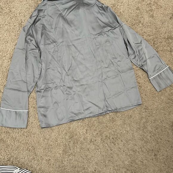 Ettitude Women's M Long Sleeve Sateen Stripe Pajama Top Fog Gray Minimalist New - Picture 7 of 12